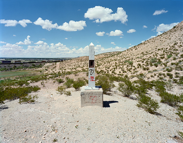 額縁　ニューメキシコ The Journey to Border Monument Number 140 — Incendiary Traces